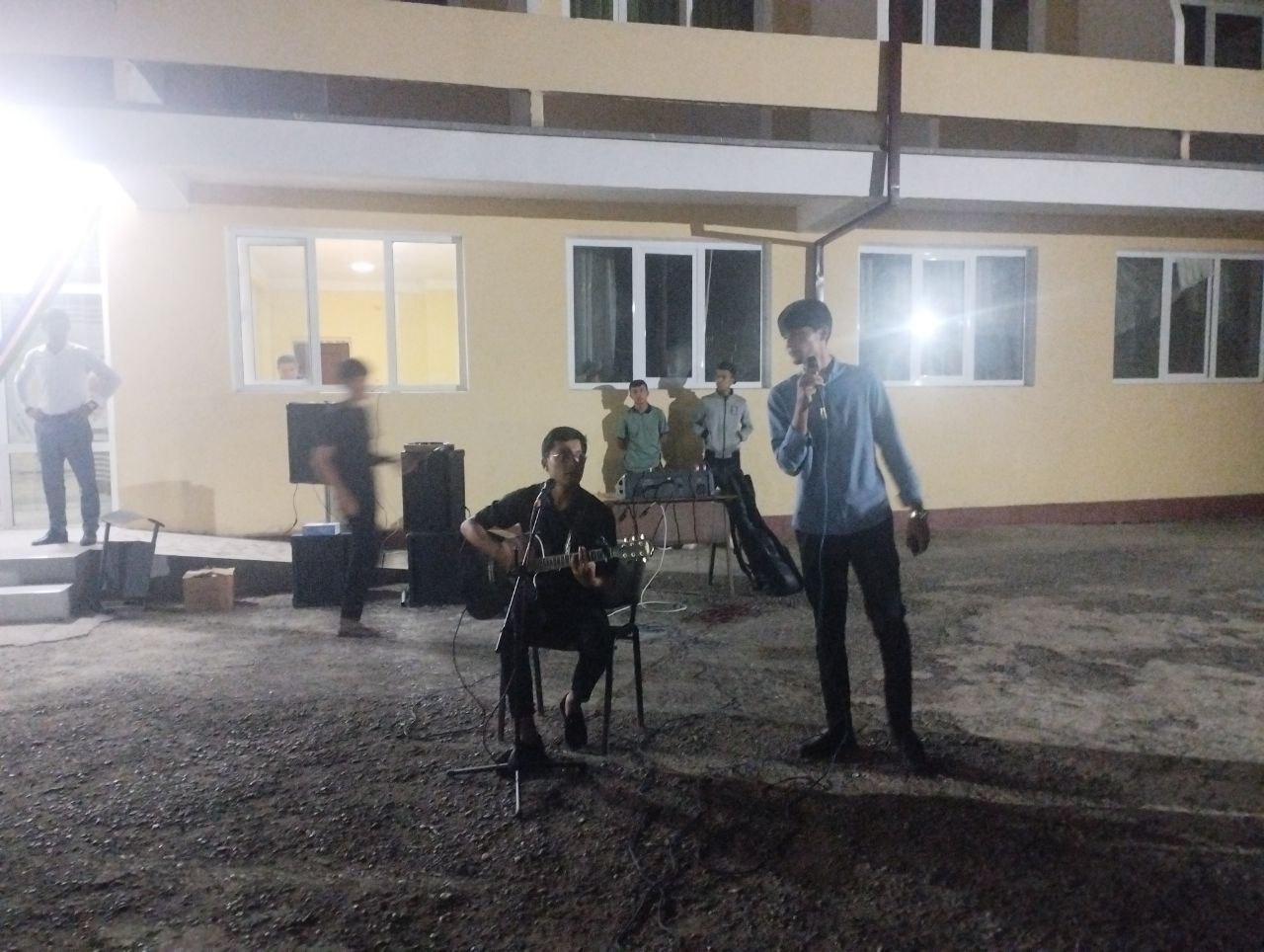 Talabalar turar joyida kechki konsert bo'lib o'tdi